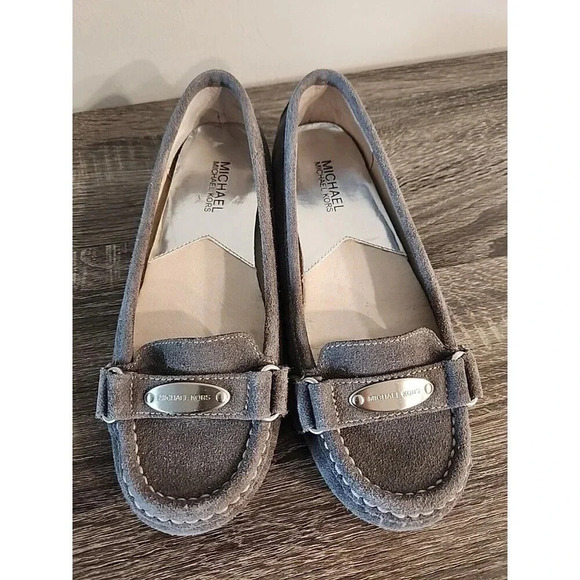 Michael Kors Suede Moccasins Logo Silver Grey Driving Flats Sz 7 - Picture 1 of 7